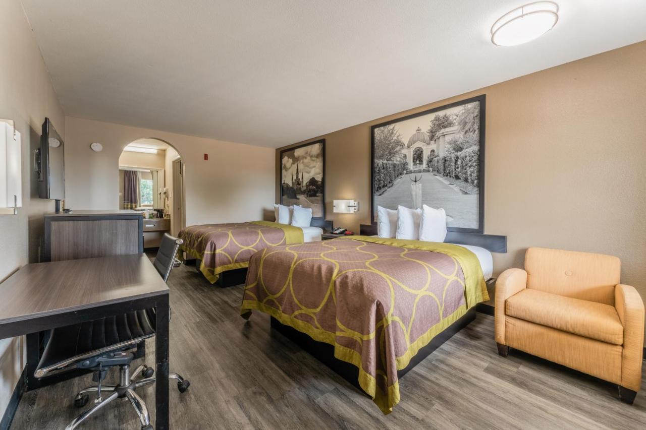 Super 8 By Wyndham Lake Charles Northeast Bagian luar foto